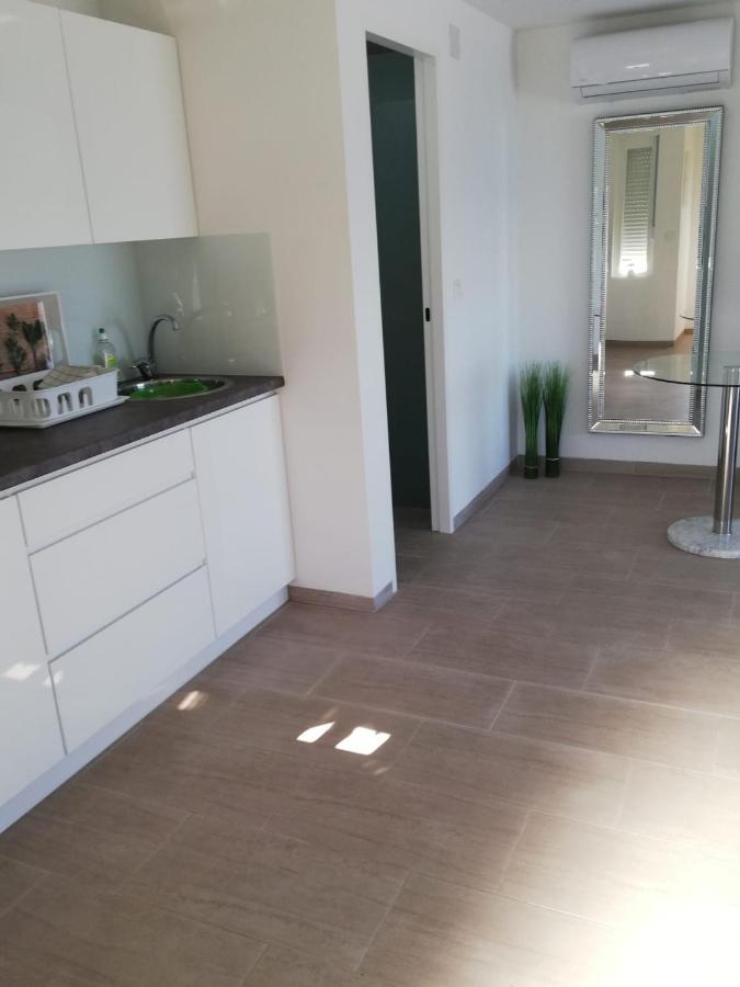 Apartmani Deluxe Jasenice  Buitenkant foto